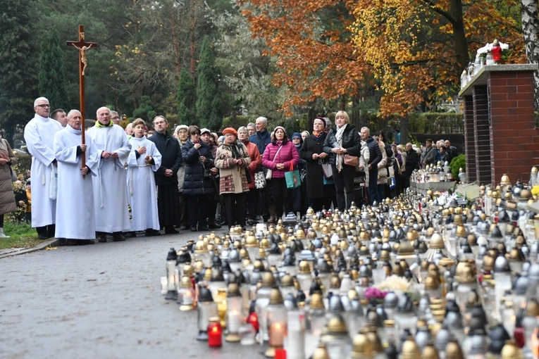 Modlitwa za zmarłych na zielonogórskim cmentarzu
