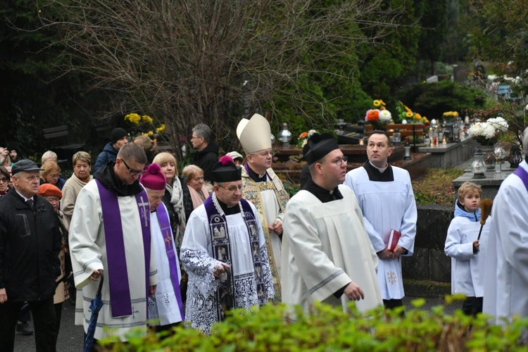 Modlitwa za zmarłych na zielonogórskim cmentarzu