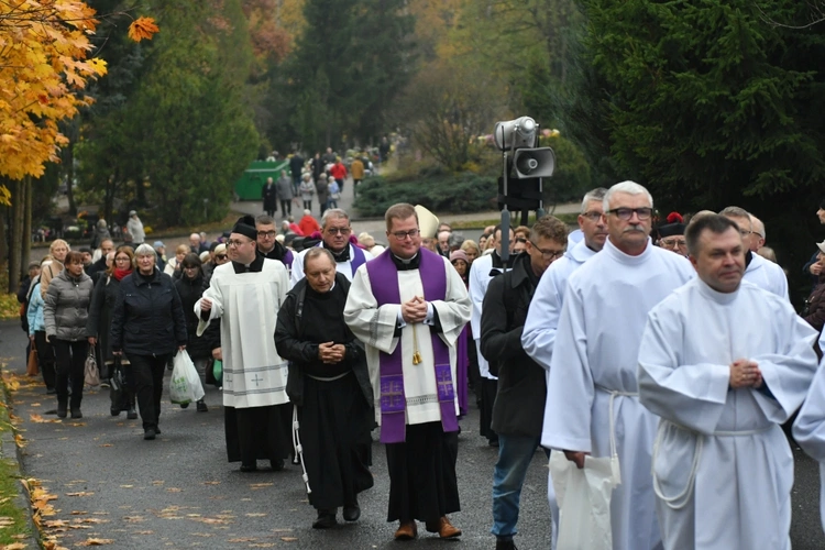 Modlitwa za zmarłych na zielonogórskim cmentarzu