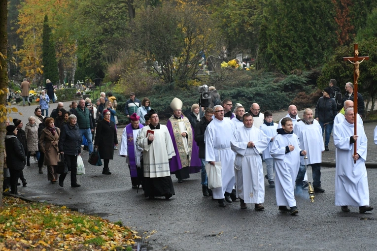 Modlitwa za zmarłych na zielonogórskim cmentarzu