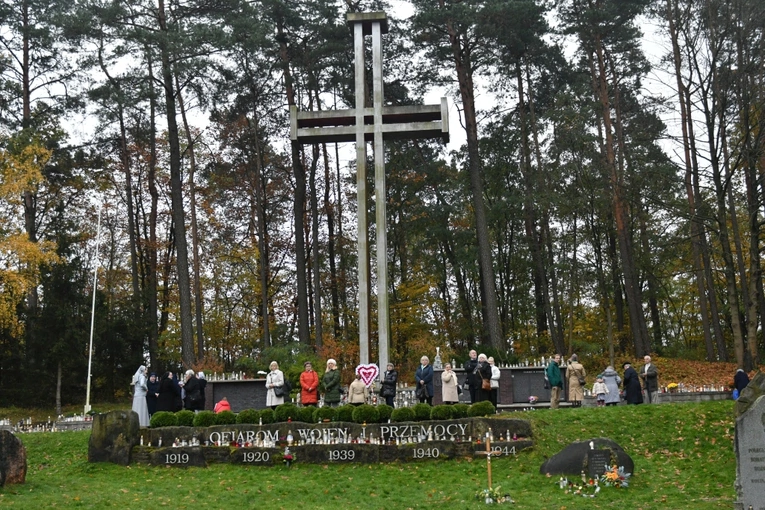 Modlitwa za zmarłych na zielonogórskim cmentarzu