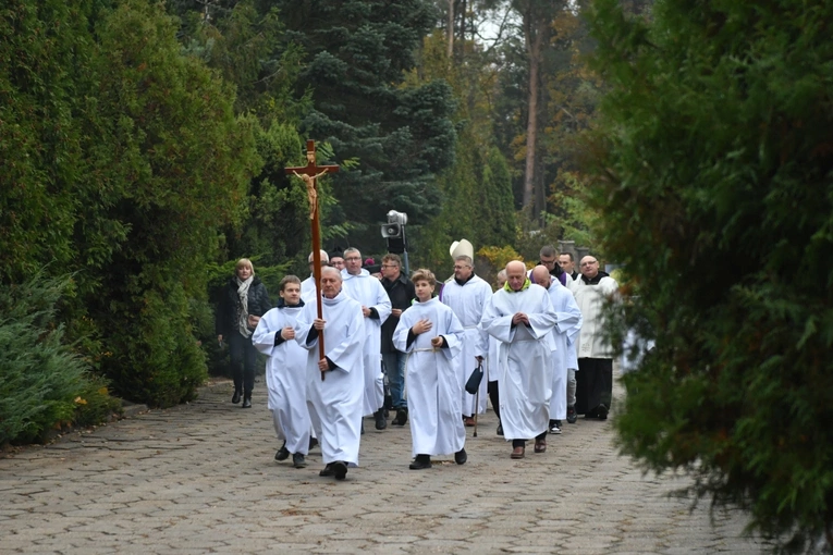 Modlitwa za zmarłych na zielonogórskim cmentarzu