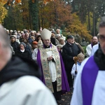 Modlitwa za zmarłych na zielonogórskim cmentarzu