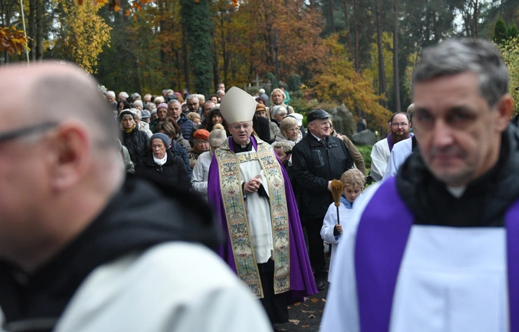 Modlitwa za zmarłych na zielonogórskim cmentarzu