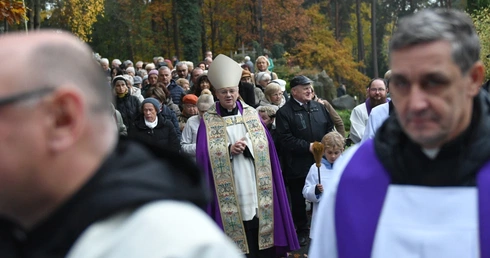 Modlitwa za zmarłych na zielonogórskim cmentarzu