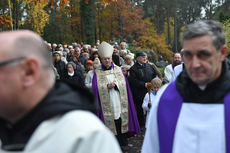 Modlitwa za zmarłych na zielonogórskim cmentarzu