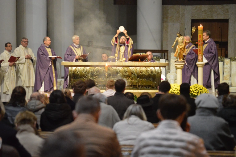 Modlitwa za zmarłych w Dzień Zaduszny