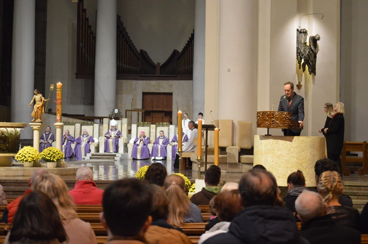 Modlitwa za zmarłych w Dzień Zaduszny