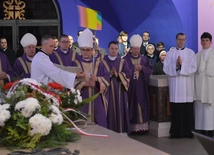 Katowice. Modlitwa za zmarłych w archikatedrze