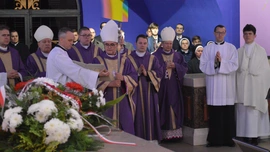 Katowice. Modlitwa za zmarłych w archikatedrze