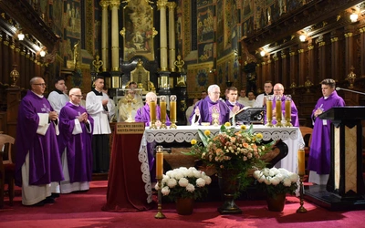 Sandomierska katedra. Modlitwa za zmarłych