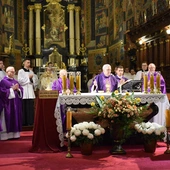 Sandomierska katedra. Modlitwa za zmarłych