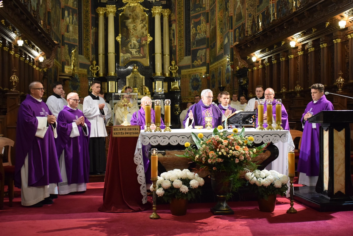 Wspólna modlitwa za zmarłych w sandomierskiej katedrze