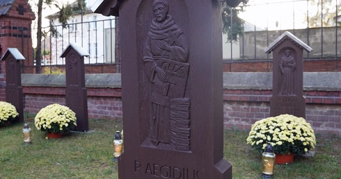 Cmentarz franciszkański zaprasza do modlitwy i pamięci o konkretnych osobach, pomysłowo upamiętnionych