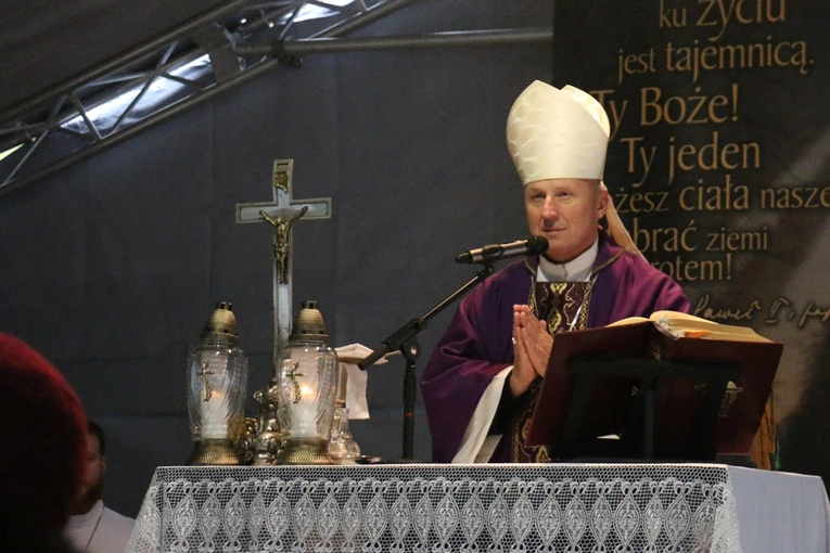 Bożemu miłosierdziu zawierzamy naszych bliskich zmarłych