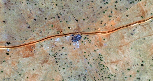 Czerwona linia drogi, w środku spalone samochody