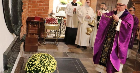 Za zmarłych kanoników i biskupów