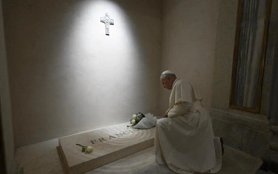 Leon XIV modlił się przy grobie papieża Franciszka