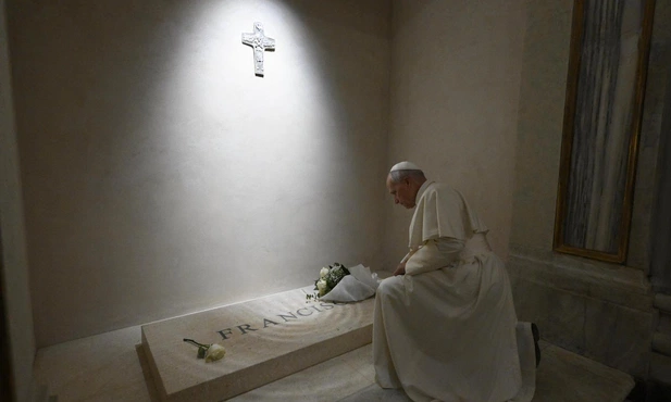Leon XIV modlił się przy grobie papieża Franciszka