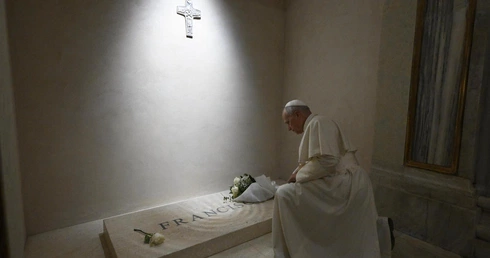 Leon XIV modlił się przy grobie papieża Franciszka