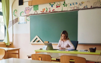 Nauczyciele pracują bez wynagrodzenia. „Godziny basiowe” w ogniu krytyki