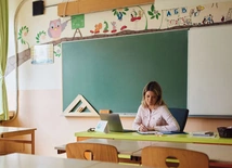 Nauczyciele pracują bez wynagrodzenia. „Godziny basiowe” w ogniu krytyki