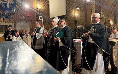 Bp Roman Pindel przewodniczył Mszy św. i nabożeństwu za zmarłych w żywieckiej konkatedrze.