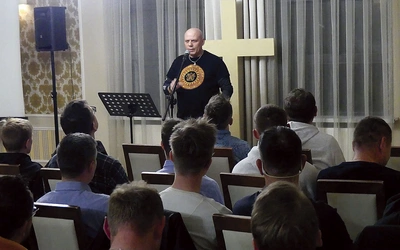 Panowie na pierwszym spotkaniu o „Trzech (o)szustkach”.