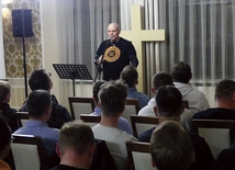 Panowie na pierwszym spotkaniu o „Trzech (o)szustkach”.