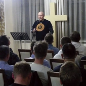 Panowie na pierwszym spotkaniu o „Trzech (o)szustkach”.