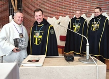 Kapelan ks. Piotr Leśniak z przedstawicielami męskiej wspólnoty św. Jana Pawła II. 