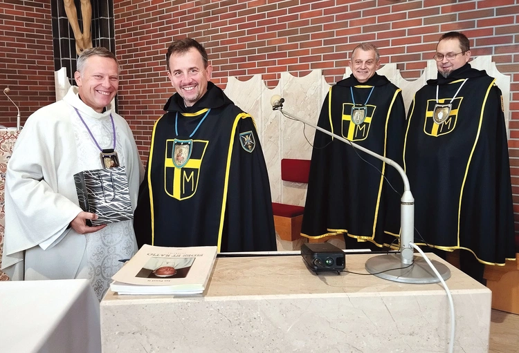 Kapelan ks. Piotr Leśniak z przedstawicielami męskiej wspólnoty św. Jana Pawła II. 