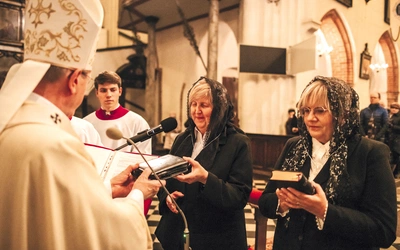 Panie przyjęły od metropolity gdańskiego krzyże i brewiarze.