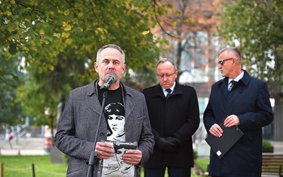 Marek Szymaniak prezentuje koszulkę z podobizną Tolka.