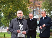 Marek Szymaniak prezentuje koszulkę z podobizną Tolka.