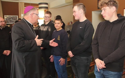 Bp Zadarko witał się z ministrantami, pytał o ich wspólnoty parafialne, z których przyjechali.