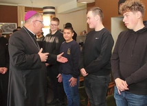 Bp Zadarko witał się z ministrantami, pytał o ich wspólnoty parafialne, z których przyjechali.