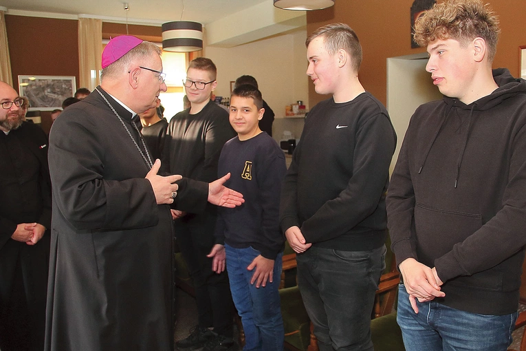Bp Zadarko witał się z ministrantami, pytał o ich wspólnoty parafialne, z których przyjechali.