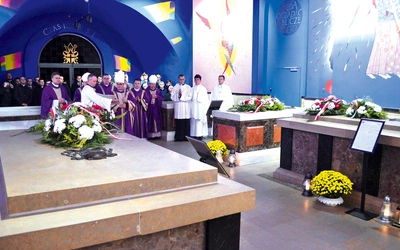 Metropolita katowicki w krypcie grobowej biskupów katowickich prosił o życie wieczne dla swoich poprzedników.