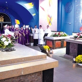 Metropolita katowicki w krypcie grobowej biskupów katowickich prosił o życie wieczne dla swoich poprzedników.