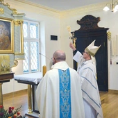 Abp Andrzej Przybylski pobłogosławił nową kaplicę pw. NMP Matki Nadziei.  