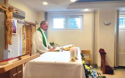 Ksiądz Dariusz podczas modlitwy w kaplicy. 