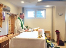 Ksiądz Dariusz podczas modlitwy w kaplicy. 