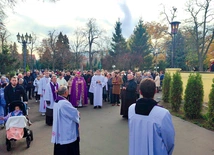 Procesja z modlitwą przeszła wokół legnickiej nekropolii.