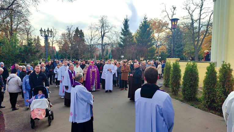 Procesja z modlitwą przeszła wokół legnickiej nekropolii.
