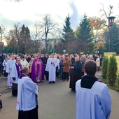 Procesja z modlitwą przeszła wokół legnickiej nekropolii.