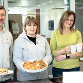 – Tutejszy personel dał mi dużo serdeczności – mówi Joasia (druga od prawej). Stan zdrowia jej synka poprawił się, protonoterapia dała efekty i jest szansa na wypis ze szpitala.