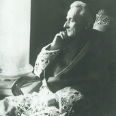 Bp Adam Sapieha był początkowo przeciwny temu pomysłowi. Przekonany jednak o pożytku takiego rozwiązania przyjął arcybiskupstwo i godność metropolity krakowskiego.