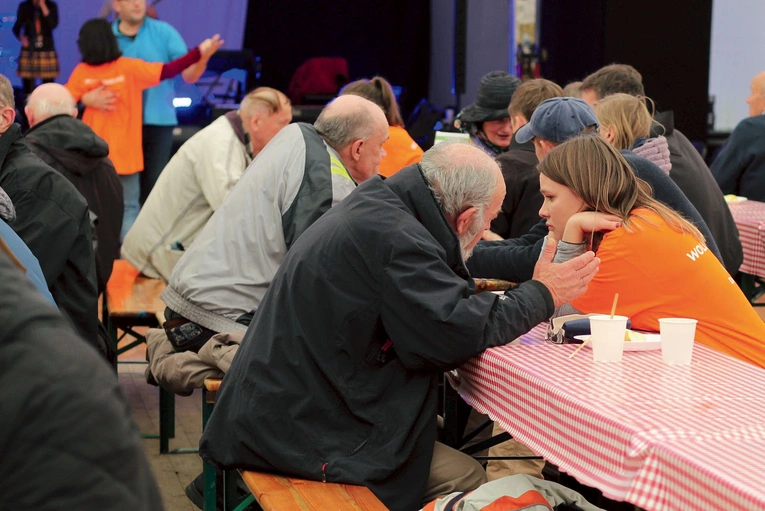 Czasem wspólne wypicie herbaty i wysłuchanie wystarczy, by stanął czas.