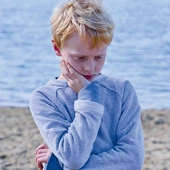 Dzieci, które nie czują się lubiane, i które nie wierzą w swoje zdolności, niestety, są tysiące.